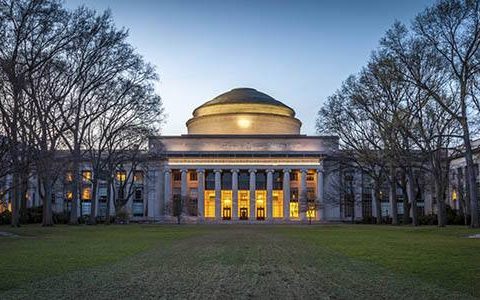 哈佛和麻省理工学院决定改用在线课程，春假后学生不应重返学校！