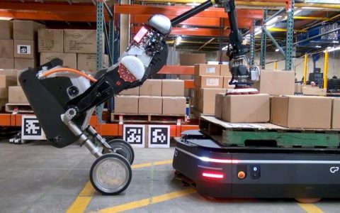 物流机器人 Handle 走向商用！号称搬砖大力士！