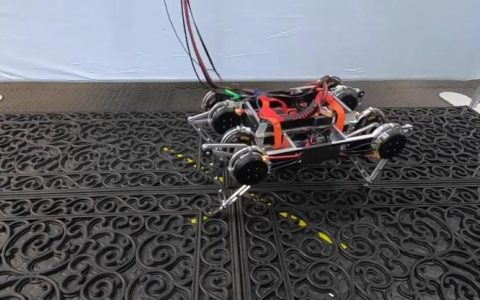 通过深度强化学习AI技术，机器人Rainbow Dash 自学走路！