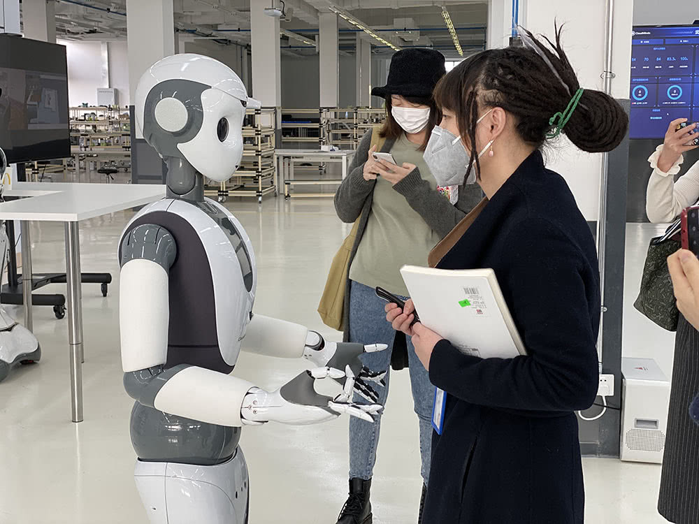 中国首批消毒灭菌机器人在上海马桥AI创新区量产！