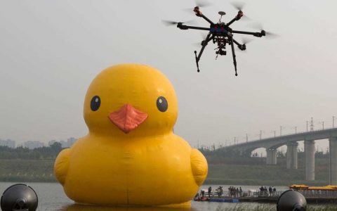 疫情期间美国新泽西州利用无人机高空巡逻防止民众聚集！