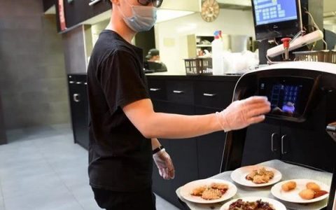 机器人给顾客上菜，以减少不必要接触！