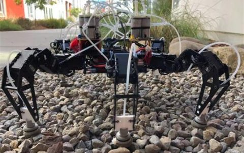 美国加州大学发明装有咖啡渣的足式机器人！