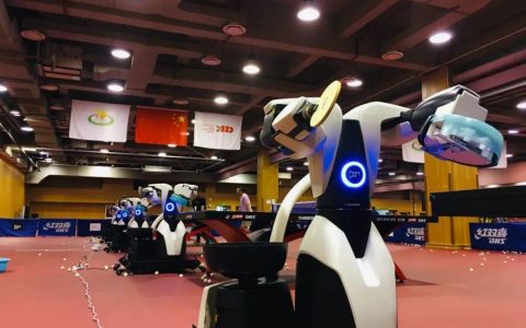 可守可攻型乒乓球机器人亮相！