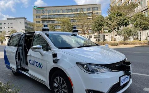 乘坐无人驾驶出租车是什么体验？