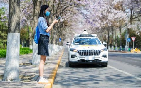 Waymo的Robotaxi车队对安全员的依赖程度是不降反升！