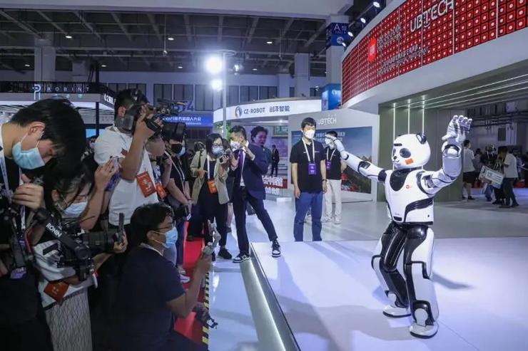 筚路蓝缕二十载，服务机器人市场将开启「黄金十年」