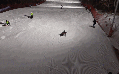 硬核冬奥！滑雪机器人上线，转弯避障不在话下，由上海交大研发