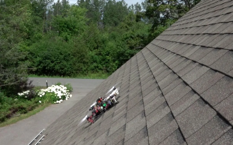 无人机降落在令人惊讶的陡峭表面