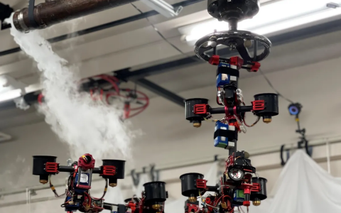 空中机器人将自己重新配置成飞行机械手