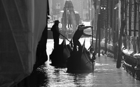 「狂奔」的小马智行，有了「造车」新解法