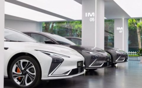 智己L7新车批量抵达全国智己汽车体验及交付服务中心