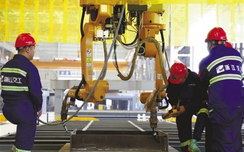 “工匠”同台竞技比拼行业技能 弧光闪烁 人机共“焊”