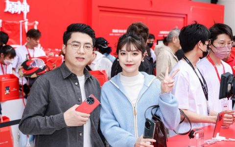 总裁到场，八城狂欢！一加 Ace 2 原神定制礼盒快闪活动太宠粉了