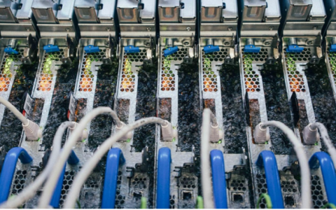 为了AI大模型，数据中心服务器「泡澡」要成潮流