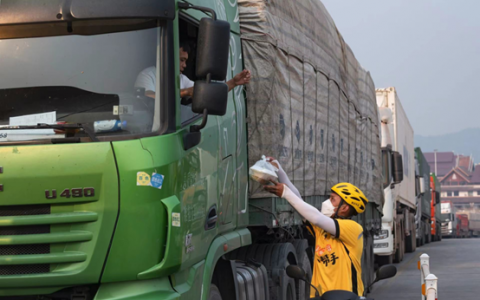 服务零售额首度被纳入国家统计数据，服务零售今年同比增速明显快于商品零售