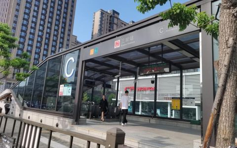 暖心一刻！3名房产中介救助受伤小姑娘，传递“向善”正能量