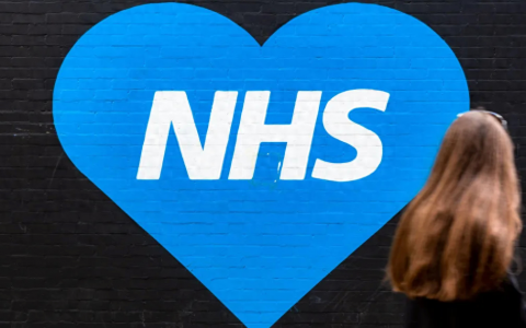 每周250多人被迫等死，被视为英国骄傲的免费医疗，缘何沦落至此