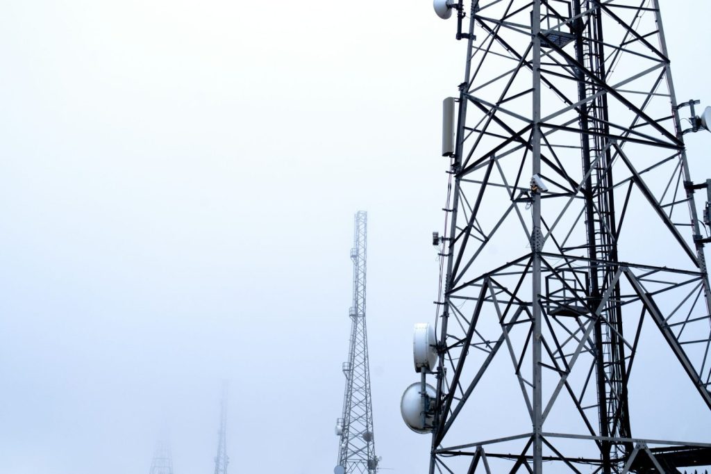 电信运营商大规模部署 AI 人工智能的实践与启示