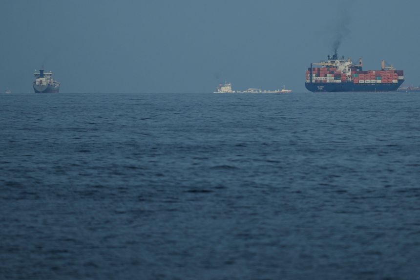 2026年3月11日,从阿拉伯联合酋长国的卡尔巴港拍摄的霍尔木兹海峡排队的船只